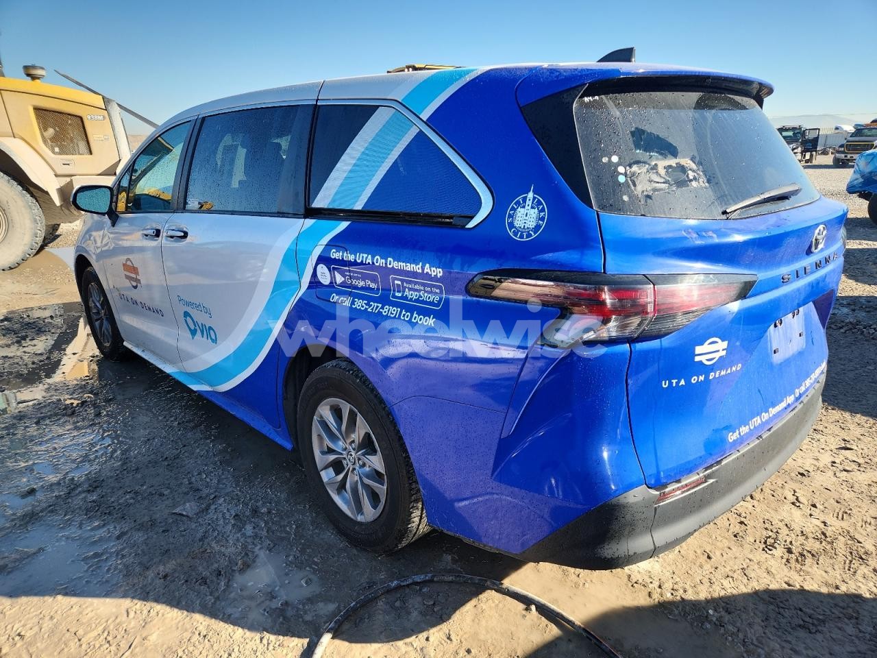 Photo 2 of 2023 TOYOTA SIENNA LE (VIN 5TDKRKEC4PS159267)