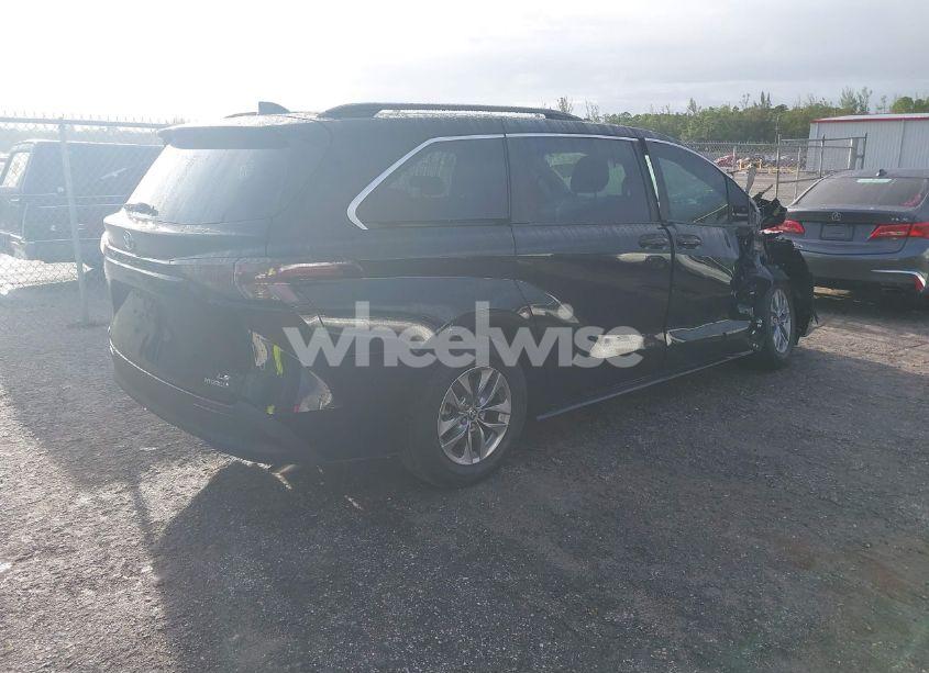 Photo 4 of 2023 Toyota Sienna LE (VIN 5TDKRKEC4PS164937)