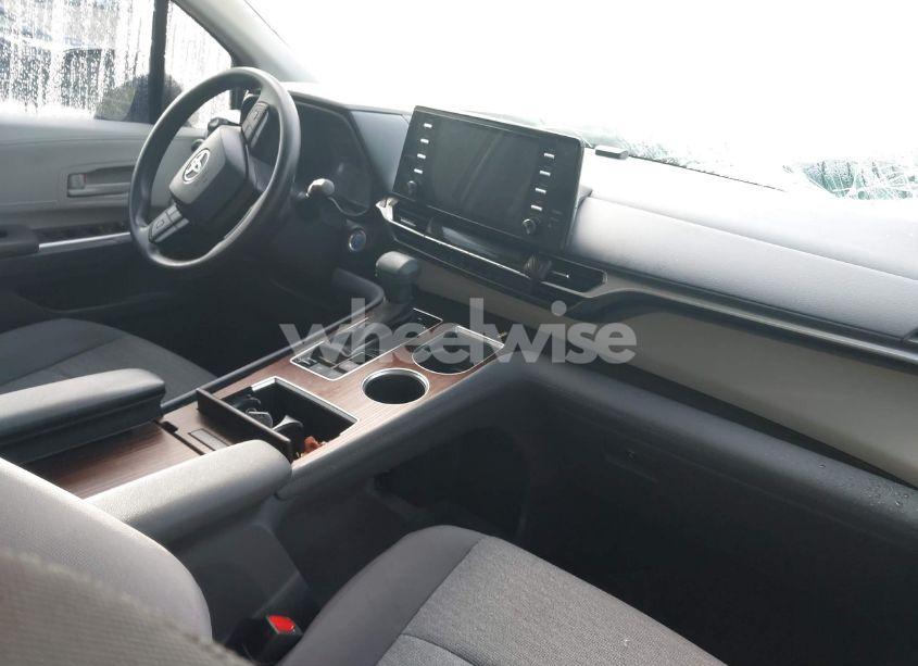 Photo 5 of 2023 Toyota Sienna LE (VIN 5TDKRKEC4PS164937)