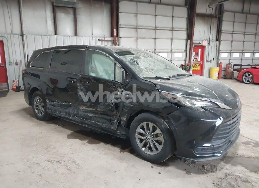 2021 Toyota Sienna LE (VIN 5TDKRKEC5MS049307) main photo