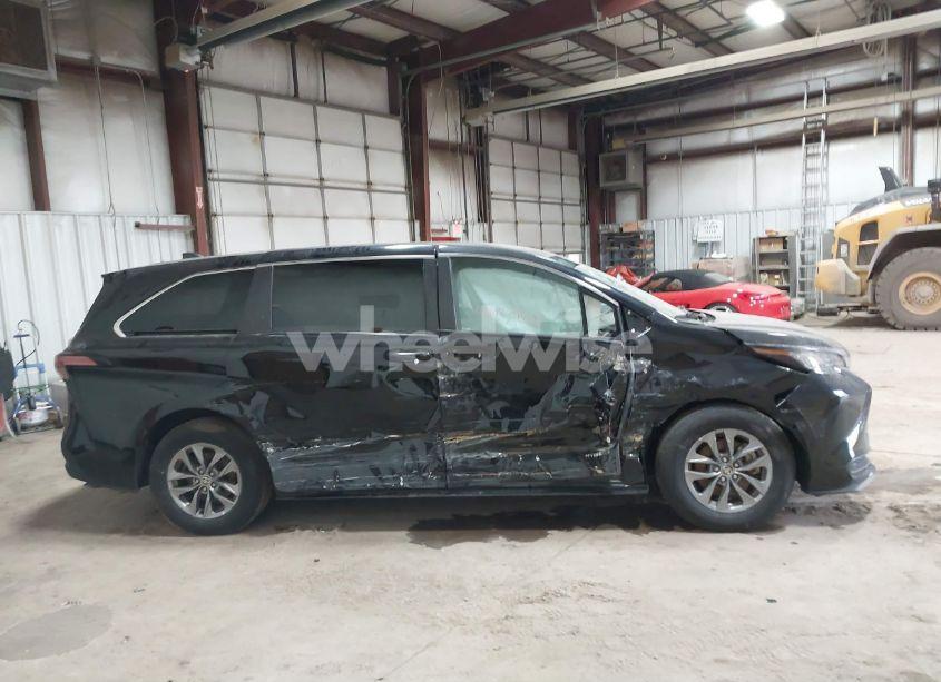 Photo 13 of 2021 Toyota Sienna LE (VIN 5TDKRKEC5MS049307)