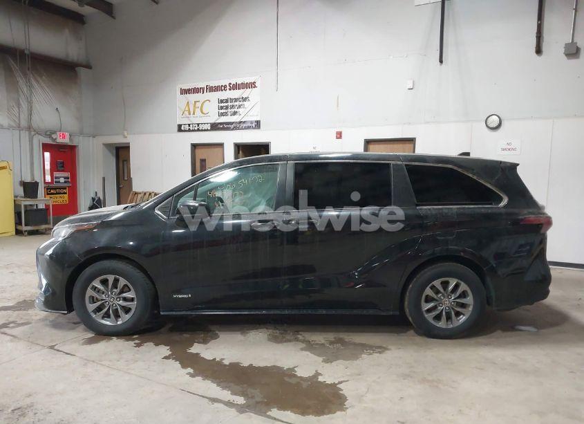 Photo 14 of 2021 Toyota Sienna LE (VIN 5TDKRKEC5MS049307)