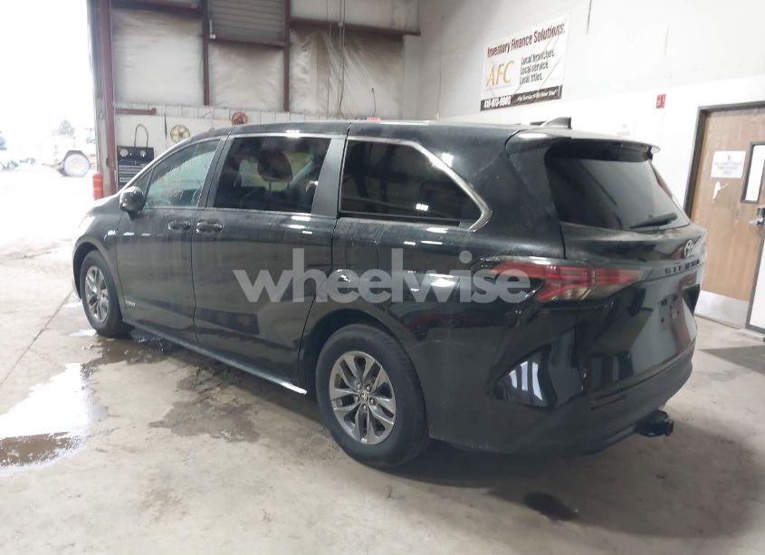 Photo 3 of 2021 Toyota Sienna LE (VIN 5TDKRKEC5MS049307)