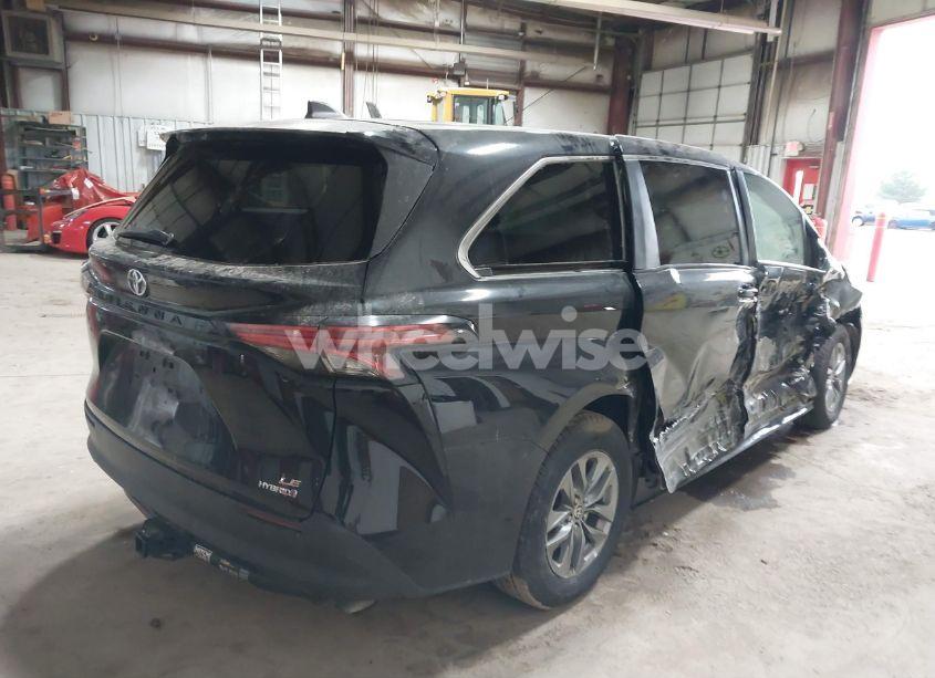 Photo 4 of 2021 Toyota Sienna LE (VIN 5TDKRKEC5MS049307)