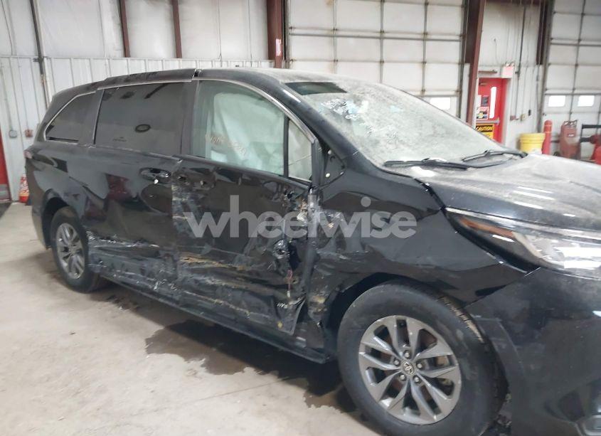 Photo 6 of 2021 Toyota Sienna LE (VIN 5TDKRKEC5MS049307)