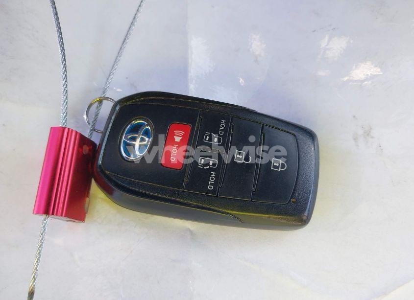 Photo 11 of 2021 Toyota Sienna LE (VIN 5TDKRKEC5MS057780)