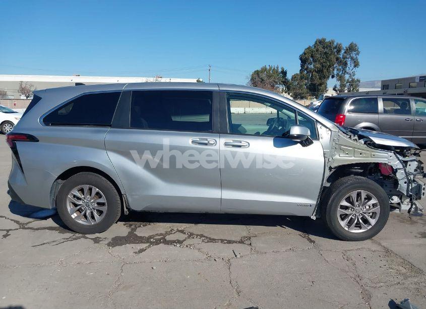 Photo 14 of 2021 Toyota Sienna LE (VIN 5TDKRKEC5MS057780)