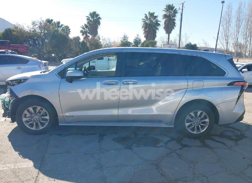 Photo 15 of 2021 Toyota Sienna LE (VIN 5TDKRKEC5MS057780)