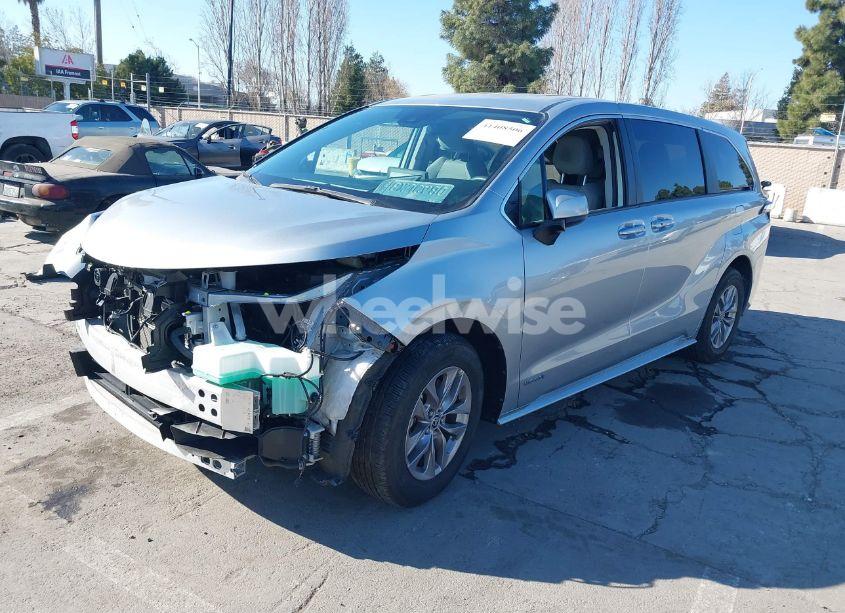 Photo 2 of 2021 Toyota Sienna LE (VIN 5TDKRKEC5MS057780)