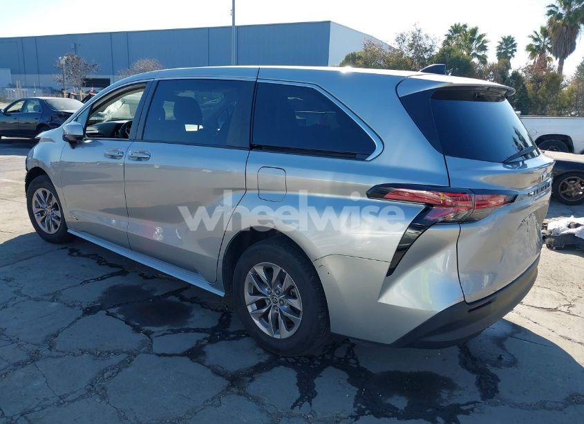 Photo 3 of 2021 Toyota Sienna LE (VIN 5TDKRKEC5MS057780)