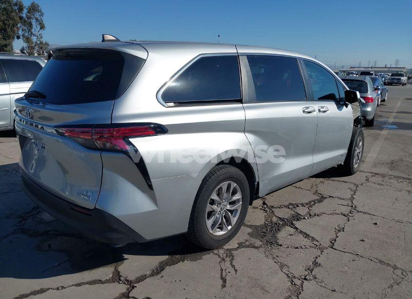 Photo 4 of 2021 Toyota Sienna LE (VIN 5TDKRKEC5MS057780)