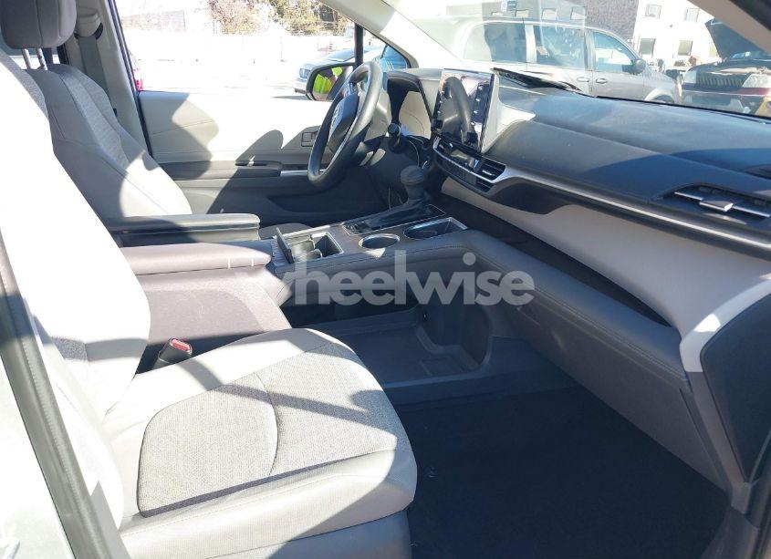 Photo 5 of 2021 Toyota Sienna LE (VIN 5TDKRKEC5MS057780)