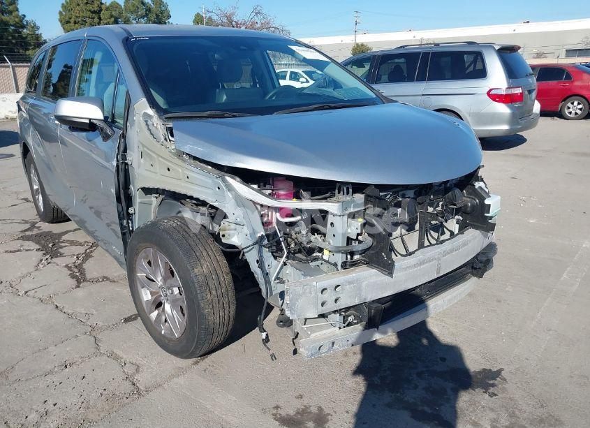 Photo 6 of 2021 Toyota Sienna LE (VIN 5TDKRKEC5MS057780)