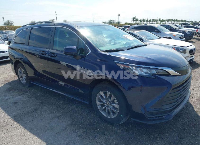 2022 Toyota Sienna LE (VIN 5TDKRKEC5NS094328) main photo