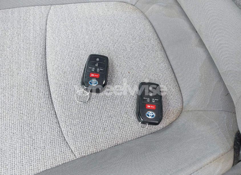 Photo 11 of 2022 Toyota Sienna LE (VIN 5TDKRKEC5NS094328)