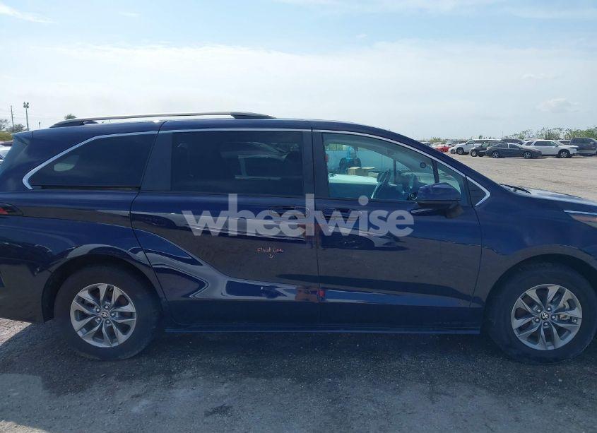 Photo 13 of 2022 Toyota Sienna LE (VIN 5TDKRKEC5NS094328)