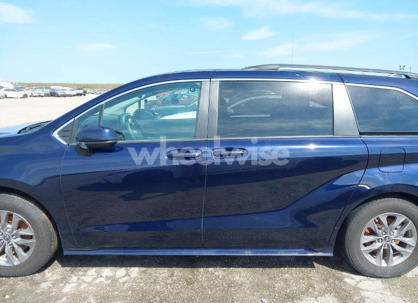 Photo 14 of 2022 Toyota Sienna LE (VIN 5TDKRKEC5NS094328)