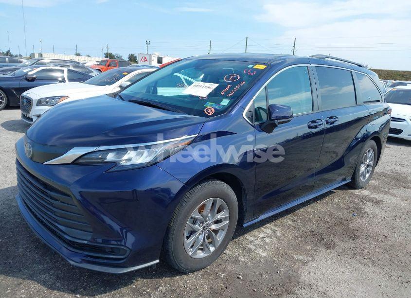 Photo 2 of 2022 Toyota Sienna LE (VIN 5TDKRKEC5NS094328)