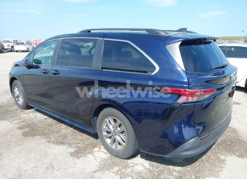 Photo 3 of 2022 Toyota Sienna LE (VIN 5TDKRKEC5NS094328)