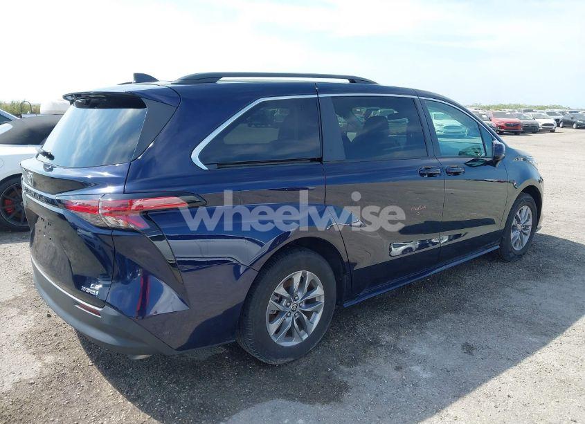 Photo 4 of 2022 Toyota Sienna LE (VIN 5TDKRKEC5NS094328)
