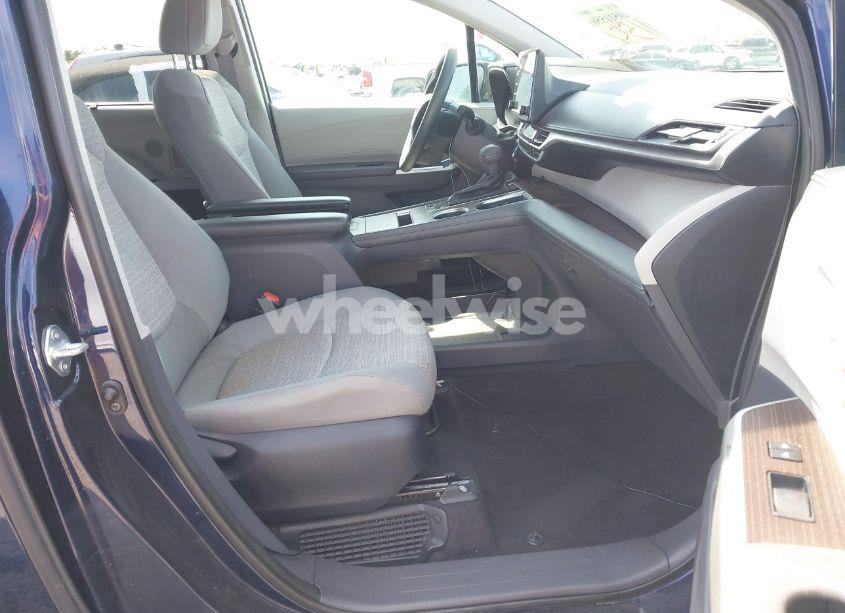 Photo 5 of 2022 Toyota Sienna LE (VIN 5TDKRKEC5NS094328)