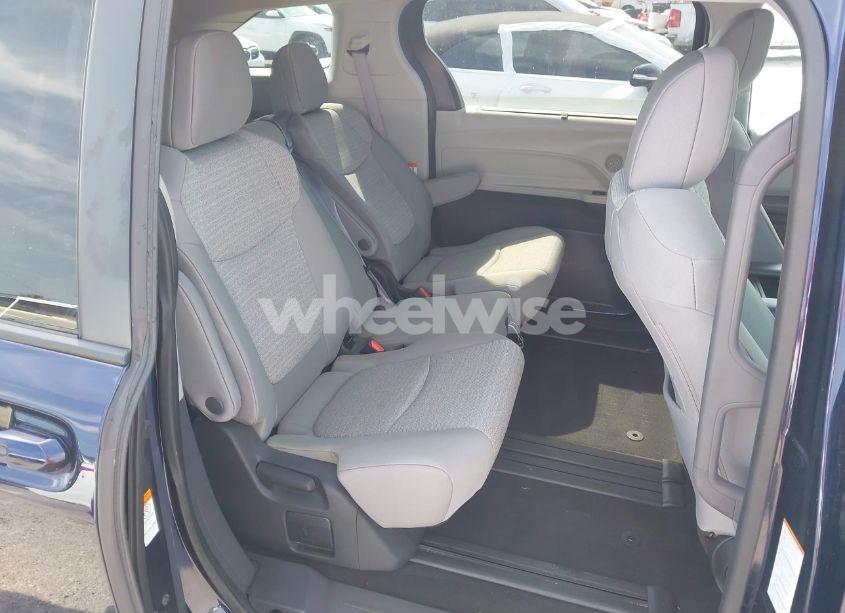 Photo 8 of 2022 Toyota Sienna LE (VIN 5TDKRKEC5NS094328)