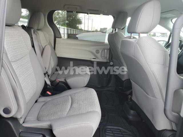 2023 TOYOTA SIENNA LE (VIN 5TDKRKEC5PS163702) main photo
