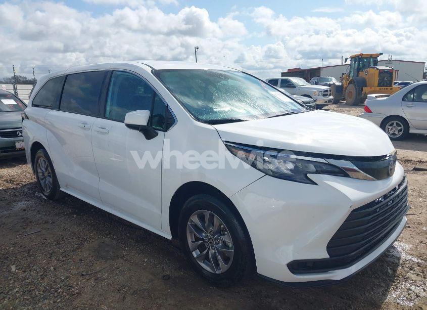 2024 Toyota Sienna LE (VIN 5TDKRKEC5RS196136) main photo
