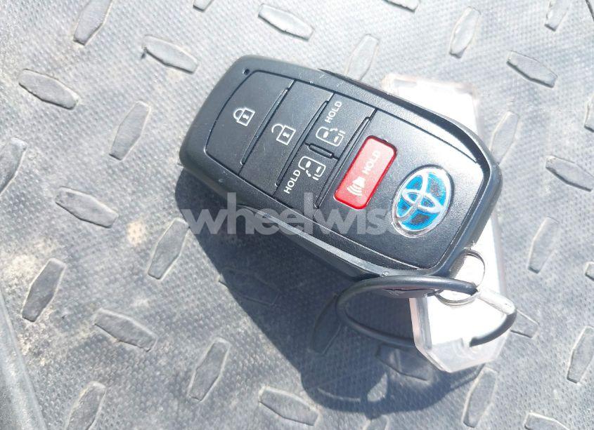 Photo 11 of 2024 Toyota Sienna LE (VIN 5TDKRKEC5RS196136)