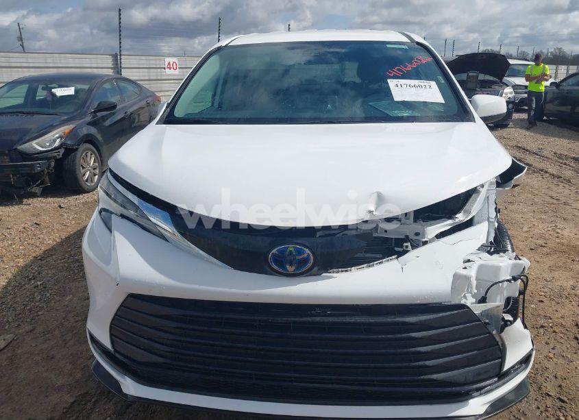 Photo 12 of 2024 Toyota Sienna LE (VIN 5TDKRKEC5RS196136)