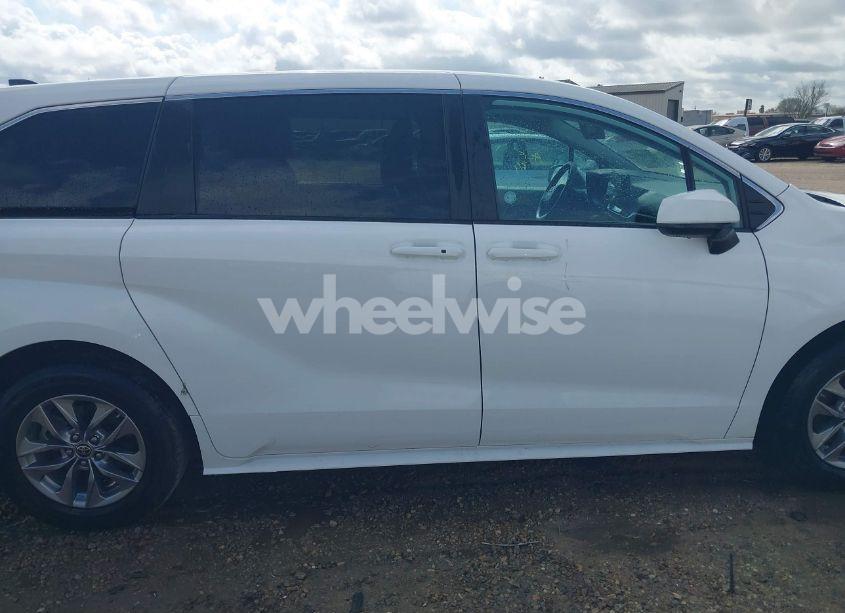 Photo 13 of 2024 Toyota Sienna LE (VIN 5TDKRKEC5RS196136)