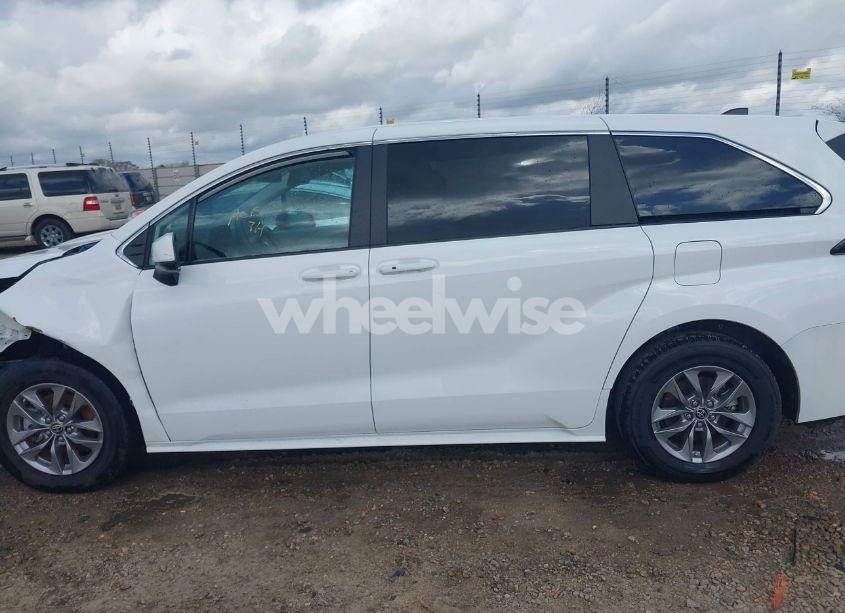 Photo 14 of 2024 Toyota Sienna LE (VIN 5TDKRKEC5RS196136)