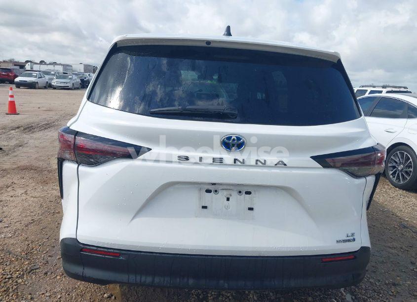 Photo 16 of 2024 Toyota Sienna LE (VIN 5TDKRKEC5RS196136)
