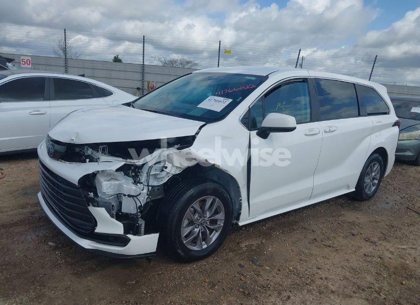 Photo 2 of 2024 Toyota Sienna LE (VIN 5TDKRKEC5RS196136)