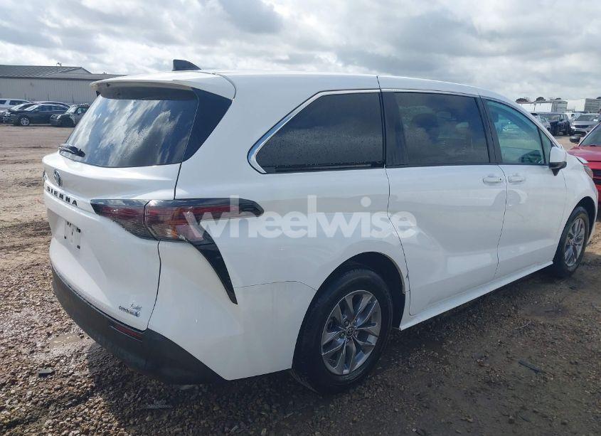 Photo 4 of 2024 Toyota Sienna LE (VIN 5TDKRKEC5RS196136)