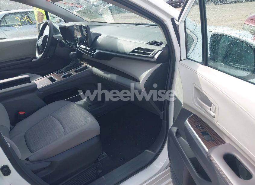Photo 5 of 2024 Toyota Sienna LE (VIN 5TDKRKEC5RS196136)