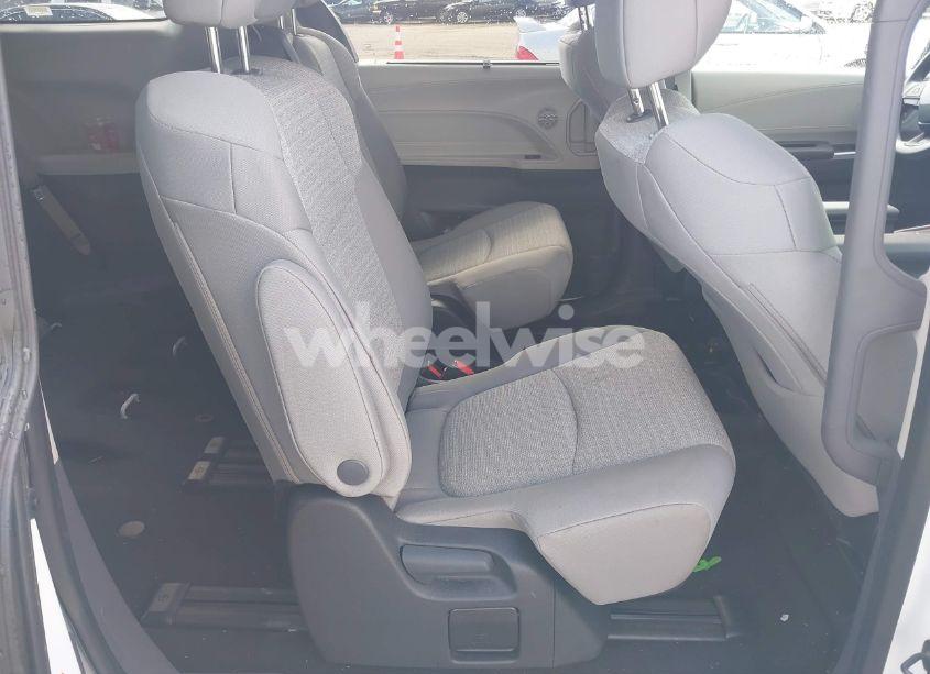 Photo 8 of 2024 Toyota Sienna LE (VIN 5TDKRKEC5RS196136)