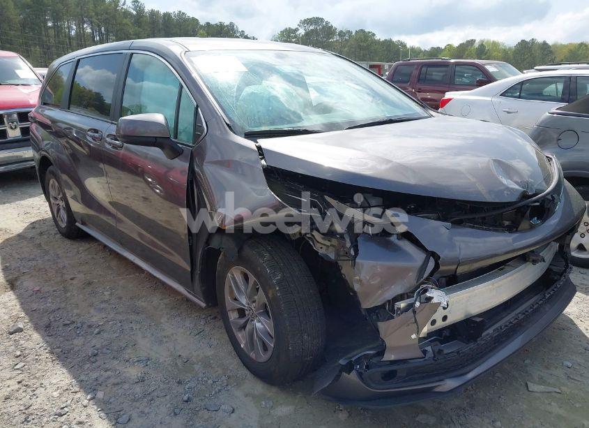 2024 Toyota Sienna LE (VIN 5TDKRKEC5RS202419) main photo