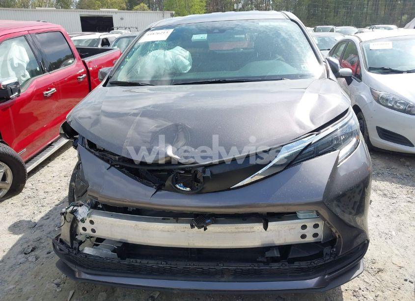Photo 12 of 2024 Toyota Sienna LE (VIN 5TDKRKEC5RS202419)