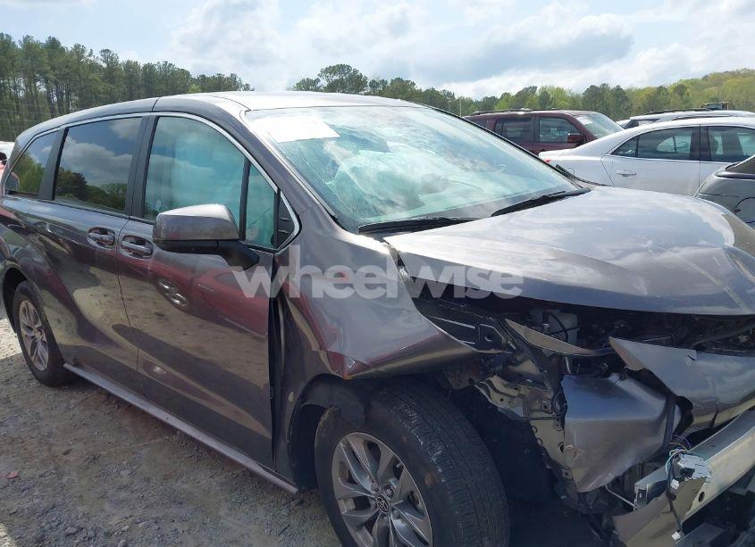 Photo 13 of 2024 Toyota Sienna LE (VIN 5TDKRKEC5RS202419)