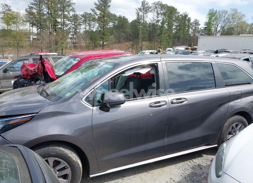 Photo 14 of 2024 Toyota Sienna LE (VIN 5TDKRKEC5RS202419)