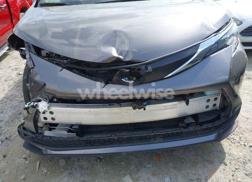 Photo 17 of 2024 Toyota Sienna LE (VIN 5TDKRKEC5RS202419)