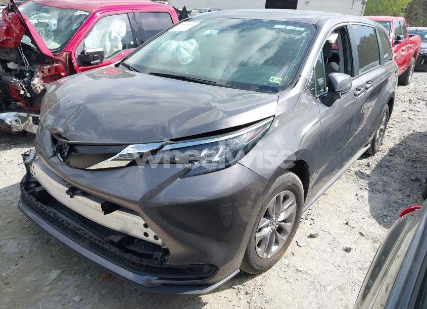 Photo 2 of 2024 Toyota Sienna LE (VIN 5TDKRKEC5RS202419)