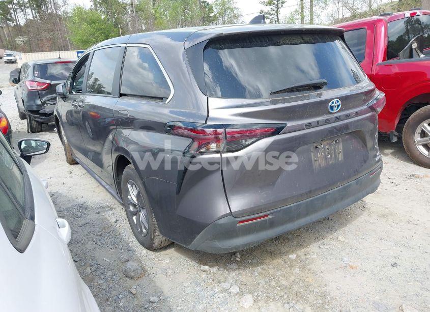 Photo 3 of 2024 Toyota Sienna LE (VIN 5TDKRKEC5RS202419)