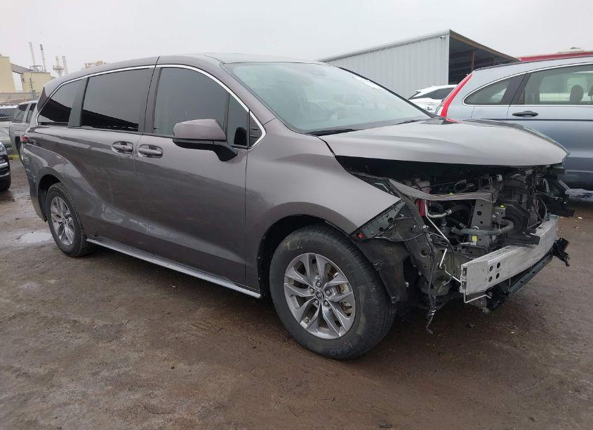 2022 Toyota Sienna LE (VIN 5TDKRKEC6NS076937) main photo