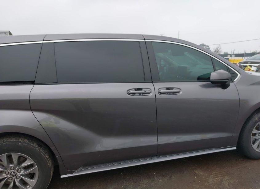 Photo 14 of 2022 Toyota Sienna LE (VIN 5TDKRKEC6NS076937)