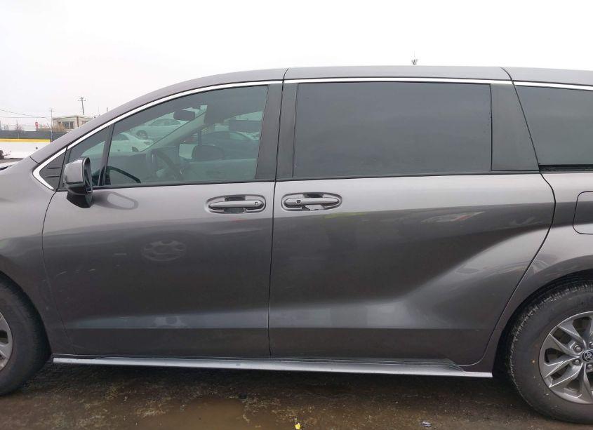 Photo 15 of 2022 Toyota Sienna LE (VIN 5TDKRKEC6NS076937)