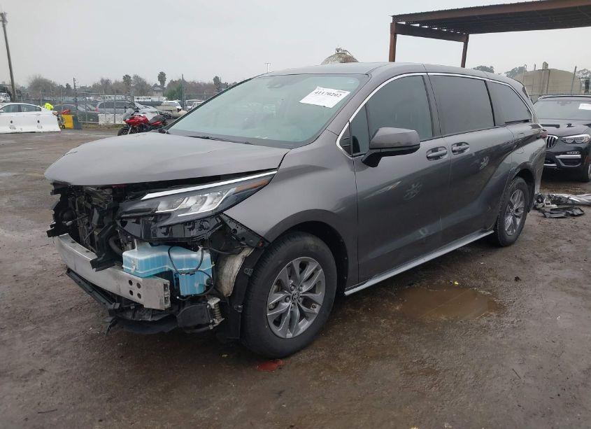 Photo 2 of 2022 Toyota Sienna LE (VIN 5TDKRKEC6NS076937)