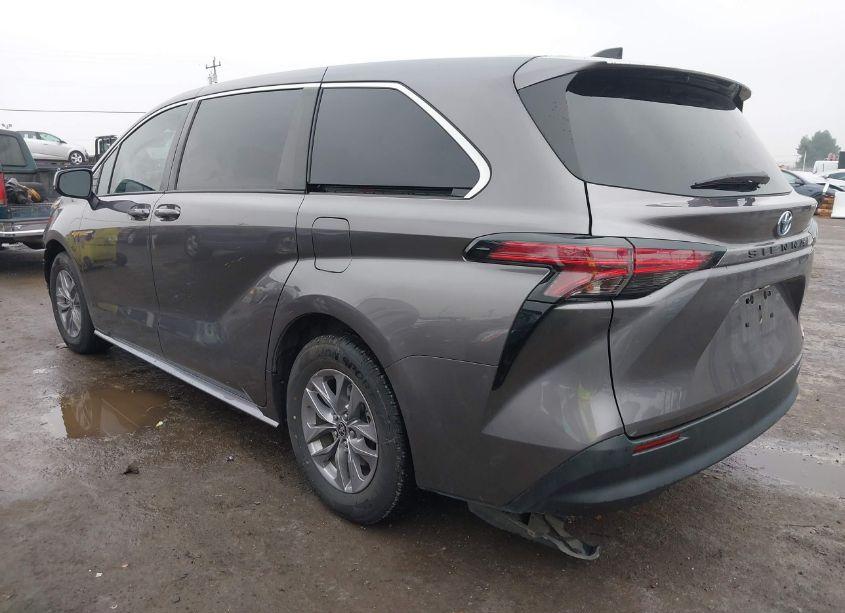 Photo 3 of 2022 Toyota Sienna LE (VIN 5TDKRKEC6NS076937)