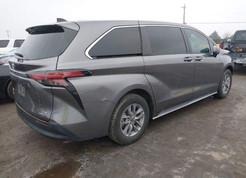 Photo 4 of 2022 Toyota Sienna LE (VIN 5TDKRKEC6NS076937)